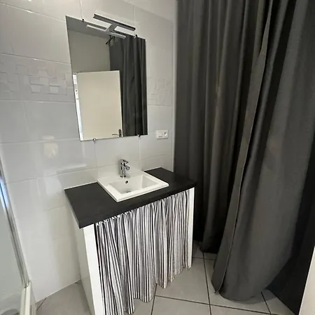 Petite Maison Mitoyenne, Clim, Renovee, Calme Vakantiehuis